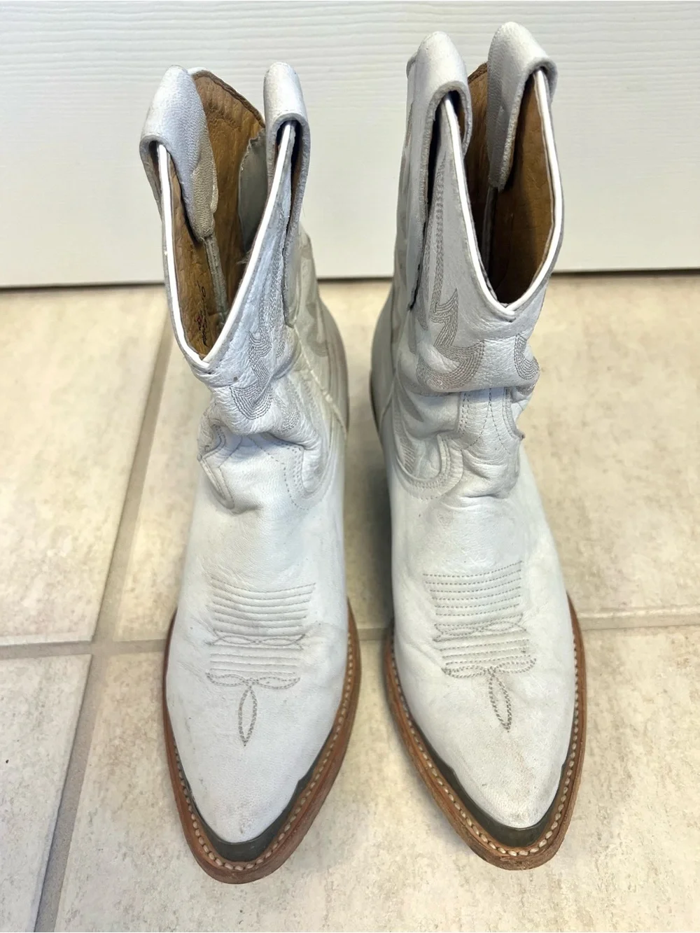 IDYLLWIND WHEELS WESTERN BOOTIES ROUND TOE ivory cowboys embroidered women 6.5M